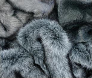 Fuchs- und Nerzimitation in grauen Farben