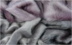 Fuchs- und Nerzimitation in den Farben Grau und Rosa