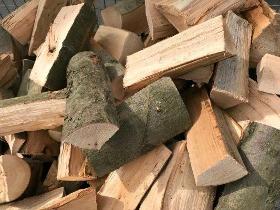 Brennholz aus Asche