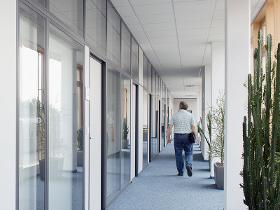 Bürotrennwand und Verwaltungstrennwand – Trennwand für Büro und Verwaltung als Rückzugsort für ungestörtes Arbeiten