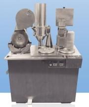 Der Semi–Automat ist eine Halbautomatische Kapsel–Füllmaschine
