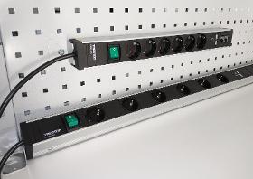 TPR-Energieleisten, Minimalausstattung:  3 Schuko-Steckdosen und 2xUSB-Ladebuchse. 4,5 m langes Netzkabel. 16A/250 V.