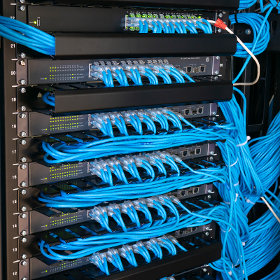 Netzwerkschränke, Netzwerktechnik, Netzwerkzubehör, sowie Server und weitere Technik für den Serverraum