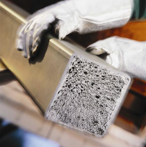 Metalle, zellulare: Stahlprofil mit Kern aus Aluminiumschaum / Metallschaum