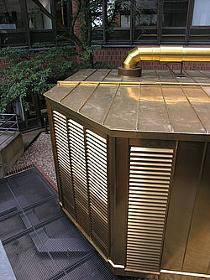 Containeranlage mit einer Tombac Stehfalz Verkleidung