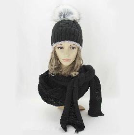 Elegantes Damen-Winterset, Mütze mit Bommel und Schal