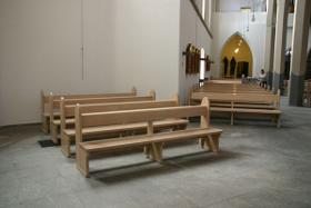 Kirchenbänke für historische Kirchenräume - Beispiel St. Andreas in Korschenbroich