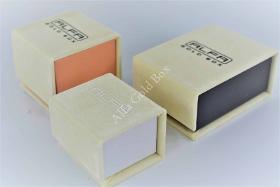 Cremefarbene Samt-Magnetboxen für Schmuck